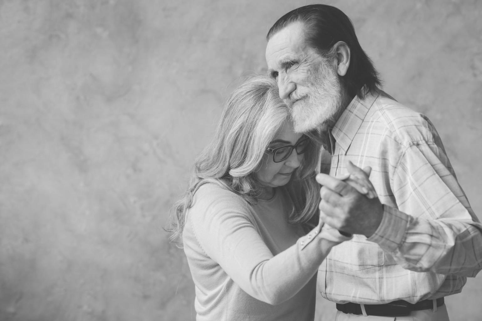 Famiglia che pianifica il tempo insieme in un ambiente accogliente