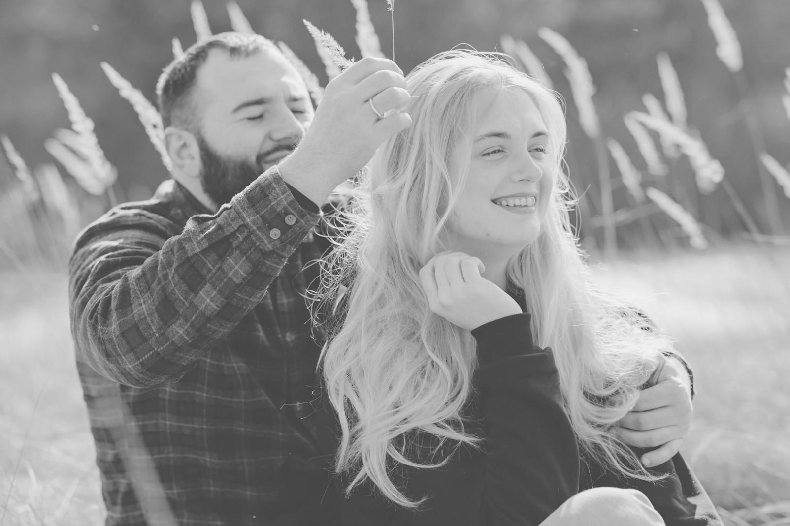 Famiglia che utilizza strumenti di organizzazione per il tempo insieme